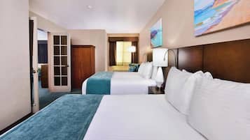 Family Suite, 2 Queens & Kitchenette | 1 yatak odası, masa, güneşlik/perde, ütü/ütü masası