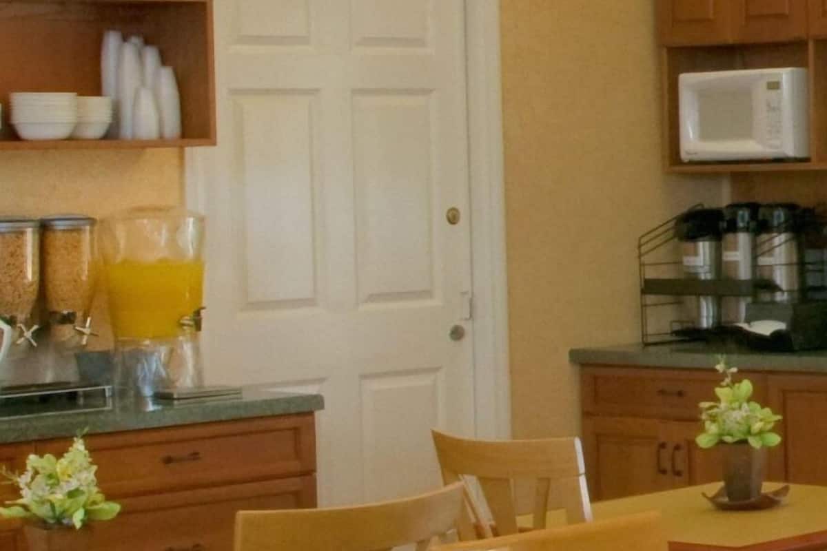 free daily continental breakfast
