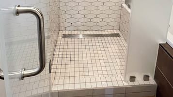 Junior Jacuzzi Suite | Bad | Hårføner og håndklær