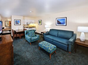 Family Suite, 2 Queens & Kitchenette | Área de estar | TV 27 polegadas com canais a cabo, DVD player