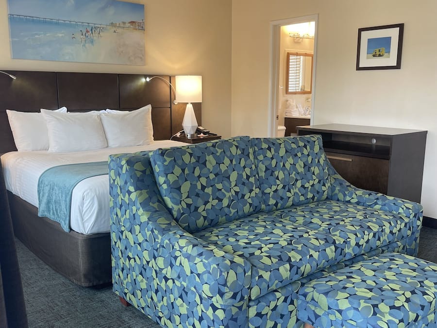 Studiosuite, 1 kingsize-seng med sovesofa, kjøkken | Skrivebord, blendingsgardiner, strykejern/-brett og barnesenger