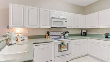 Condo (Bellamar Dr #1521) | Private kitchen | Dining tables