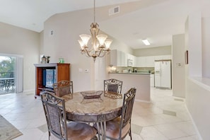 Condo (Bellamar Dr #1521) | Cocina privada | Comedor 