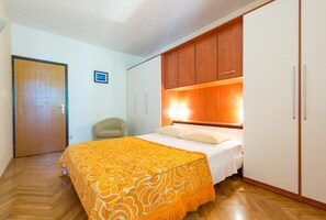 3 slaapkamers, een strijkplank/strijkijzer, gratis wifi, beddengoed