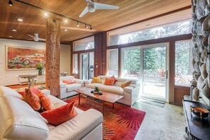 Smart TV, chimenea y estéreo 