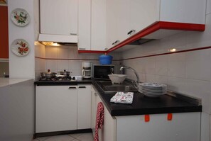 Mikrowelle, Herdplatte, Wasserkocher mit Kaffee-/Teezubehör