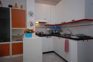 Mikrovågsugn, spishäll och kaffe- och tebryggare