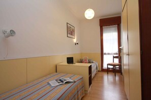 4 عدّة غرف نوم وسرير سفر