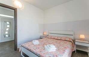 5 bedrooms, travel cot, free WiFi, bed sheets
