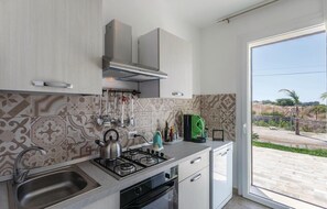Kühlschrank, Ofen, Herdplatte, Wasserkocher mit Kaffee-/Teezubehör