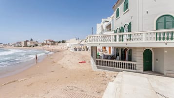 靠近海滩、钓鱼