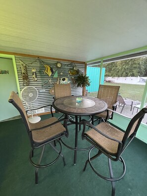 Outdoor dining - Just minutes from our Beautiful Gulf Of Mexico Beaches & Stunning Sunsets !! (bradenton)