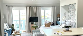 Oceanside Studio Condo. Walking Distance to Beach!