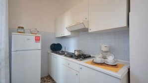 Cafeteira/chaleira, geladeira, micro-ondas, cooktop