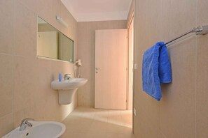 Bathroom - Holiday apartment with air conditioning, internet, balcony and pool (Lignano)