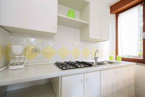 Kühlschrank, Wasserkocher mit Kaffee-/Teezubehör