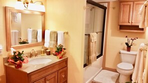 Combined shower/bathtub, hair dryer, towels, soap - Prescott Paradise! Sunroom Suite in the Heart of the Granite Dells! (Prescott)