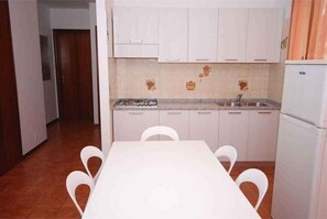 Réfrigérateur, micro-ondes, plaque de cuisson, cafetière/bouilloire