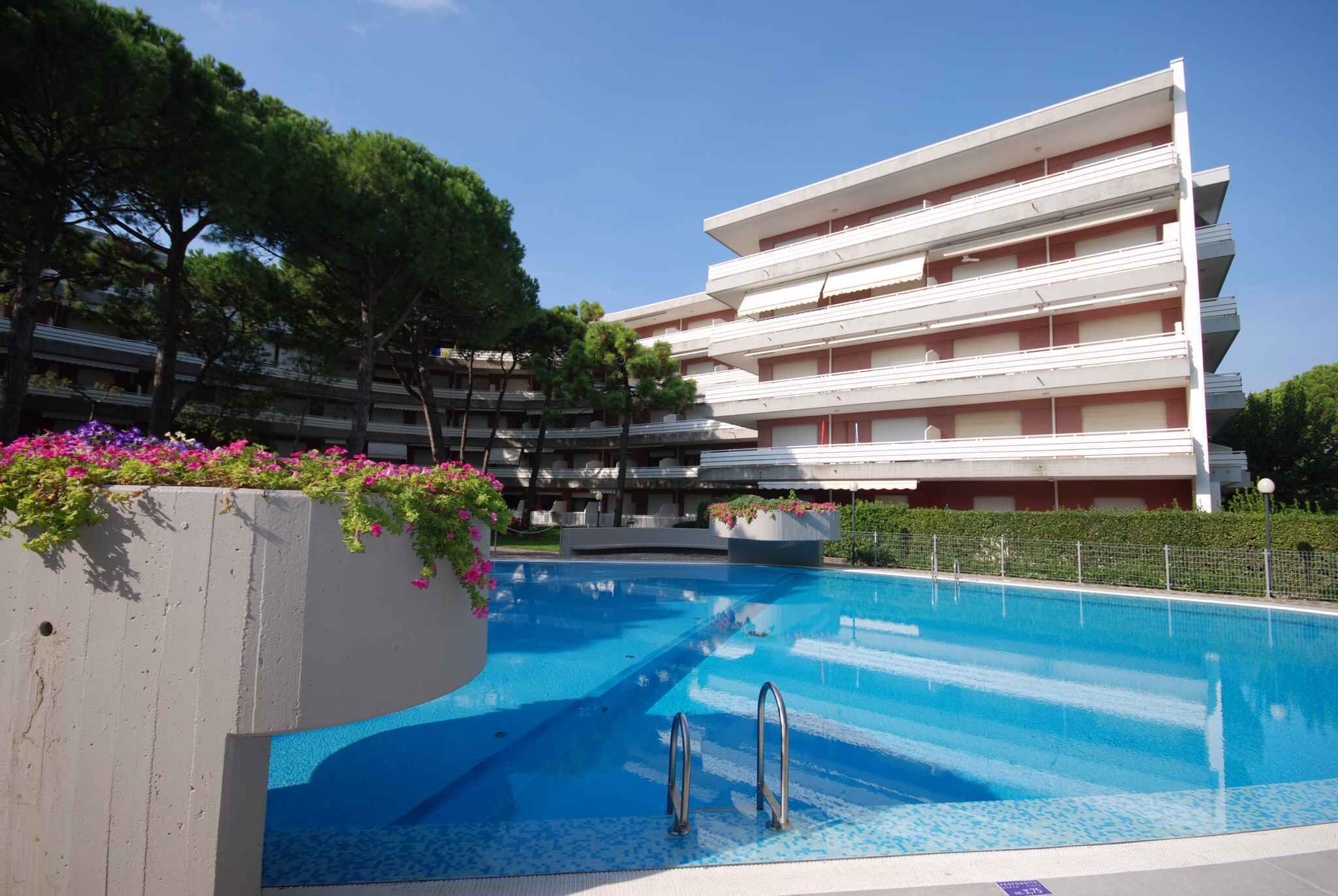 Une piscine avec un bâtiment moderne en arrière-plan.