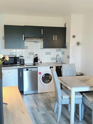 Frigorífico, microondas, horno y placa de cocina