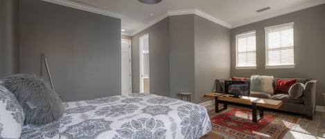 3 habitaciones, escritorio, tabla de planchar con plancha y wifi gratis