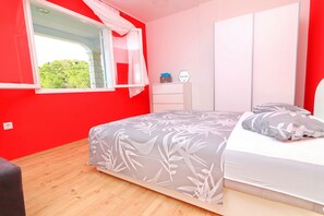 2 habitaciones, tabla de planchar con plancha, internet y ropa de cama 