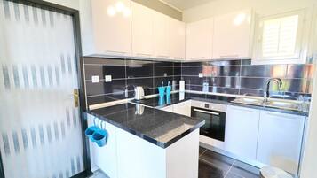 Kühlschrank, Ofen, Toaster, Kochgeschirr/Geschirr/Besteck