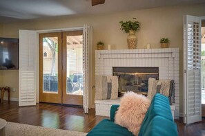 TV connectée, cheminée, jeux vidéo, livres