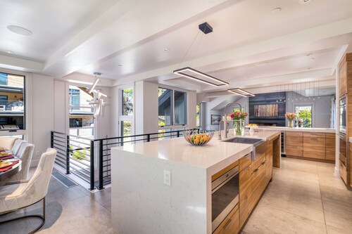 Aspen Air - luxury 5 bedroom home, walk to Main St and Ski slopes