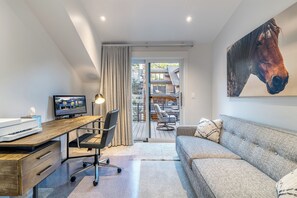 Smart TV, fireplace, books, stereo