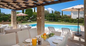 Outdoor dining - Villa Lara (11). Beautiful Three Bed Villa with Private Pool and Large Garden  (Kouklia)
