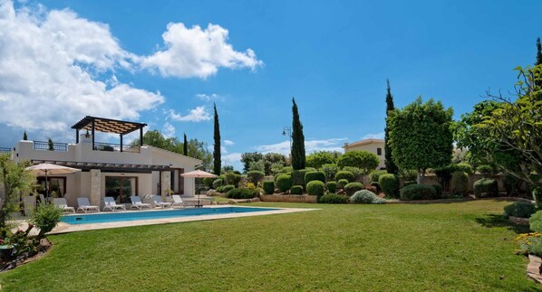 A heated pool - Villa Lara (11). Beautiful Three Bed Villa with Private Pool and Large Garden  (Kouklia)