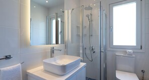 Shower, hair dryer, towels - Villa Lara (11). Beautiful Three Bed Villa with Private Pool and Large Garden  (Kouklia)