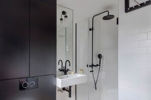 Dusche, kostenlose Toilettenartikel, Haartrockner, Shampoo