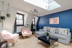 TV, offices - The Acre Penthouse - Covent Garden - by Frankie (London)