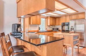 ثلاجة، ميكروويف، فرن، موقد طهي مسطح