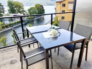 Outdoor dining - Lakefront Condo Barona Beach (West Kelowna)