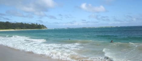 Beach nearby, sun-loungers, beach towels