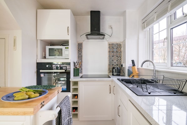 Geladeira, micro-ondas, fogão, cooktop