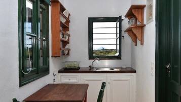 Casa, 1 cama King size y sofá cama | Cocina privada | Refrigerador, microondas, parrilla de estufa y tetera eléctrica