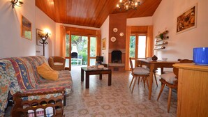 Un salon chaleureux avec une cheminée, des meubles en bois et un parquet à motifs.
