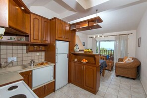 Chaise haute, batterie de cuisine, vaisselle et ustensiles