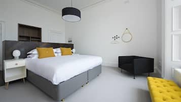1 bedroom, desk, WiFi
