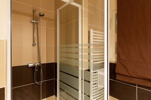Douche, séchoir à cheveux, serviettes fournies, savon