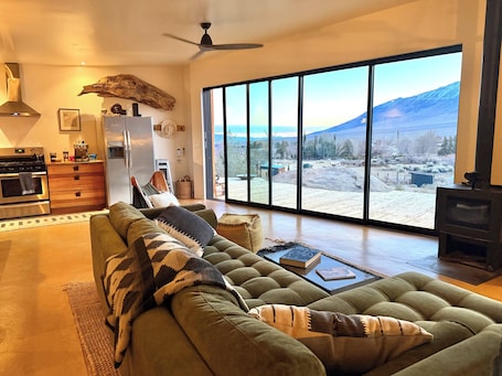 Fireplace, books. West Wind, cabin with breathtaking vieuws