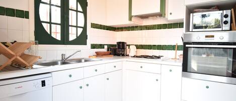 KĂŒhlschrank, Mikrowelle, Ofen, Herdplatte