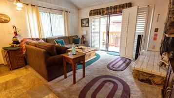 Smart TV, chimenea, libros