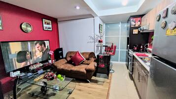 Smart-TV, DVD-Player, Musikbibliothek, Stereoanlage