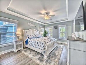 7 bedrooms, desk, iron/ironing board, travel cot
