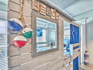 7 slaapkamers, een bureau, een strijkplank/strijkijzer, reisbedje